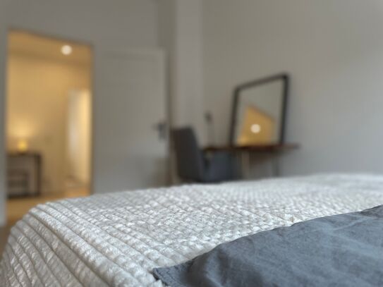 NEUBAU ERSTBEZUG: Serviced Apartment mit Balkon am Flughafen