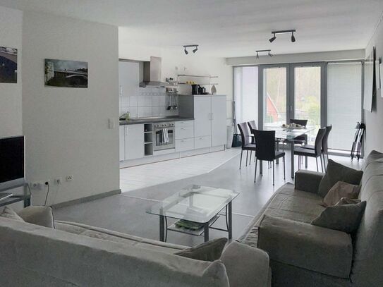 Helles, komplett modern ausgestattetes Studio Apartment / Loft mit Balkon im 2. Obergeschoss