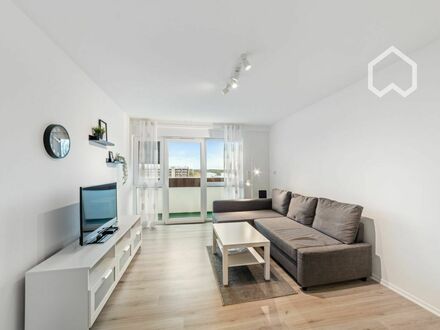 Panoramablick über die Stadt: Möbliertes Apartment in Messenähe mit Balkon!