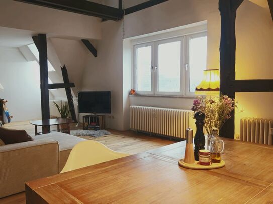 Traumhaftes Maisonette-Dachgeschoss, frisch renoviert und mit Blick aufs Ufer