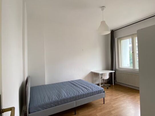 Schönes gemütliches Zimmer am Treseburger Ufer mit Balkon in Berlin