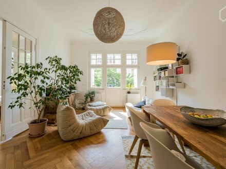 Schöne, geräumige 4-Zimmer-Altbauwohnung | Newly renovated beautiful and generious family apartment