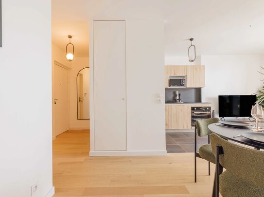 Clichy: Spacious Apartment with a Charming Balcony