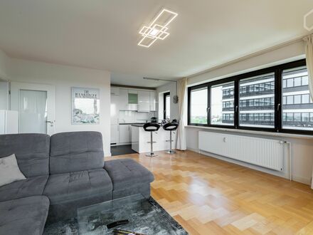 Luxuriöse und helle Wohnung im "Mundsburg Apartment Tower" mit Blick über Hamburg