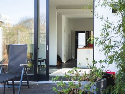 Schön designte und wundervoll gelegene Duplex-Wohnung mit Garten und Seeblick | Beautifully designed and wonderfully lo…