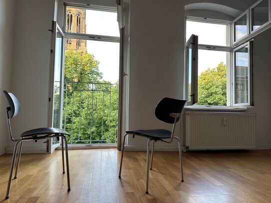 Living right on idyllic Zionskirchplatz/Mitte, bright and generous apartment with balcony and stunning views