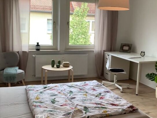 Möblierte WG (14-16m²) Zimmer mit Balkon zu Vermieten inkl. WLAN