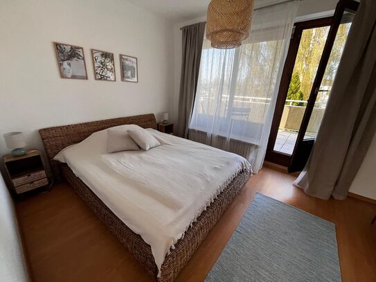 Sunny and cozy apartment with 2 roof terraces in quiet street, underground parking space, completely renovated