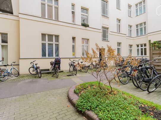 Quiet & charming courtyard apartment in historic bulding