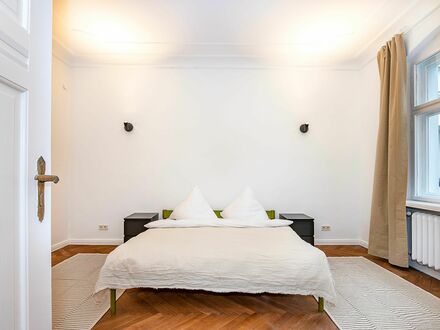 Große & helle 3-Zimmer Altbauwohnung am Kudamm in Charlottenburg