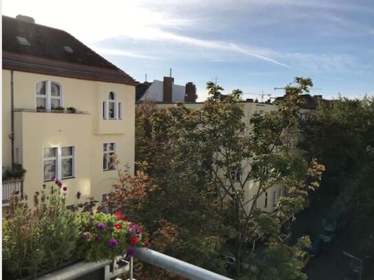 'Chloe' - Bright & charming three-room old building apartment with balcony in Schöneberg