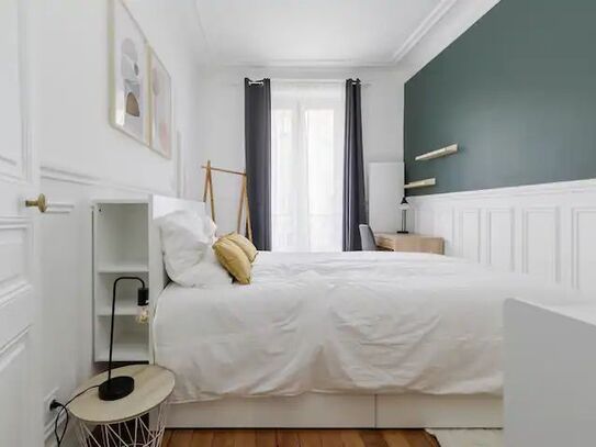 Montmartre Retreat: Private Room in Charming Shared Apartment with Elevator