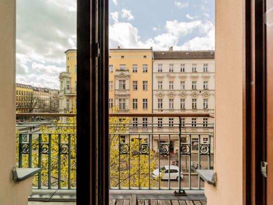 Bright and Spacious Art Apartment in Wilhelminian style house: 4-room, 2-bathroom, balcony, near Kollwitzplatz (Prenzla…