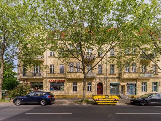 Modern, bright and quiet 2 room business apartment with balcony in a listed old building in green Pankow, Berlin - Amst…