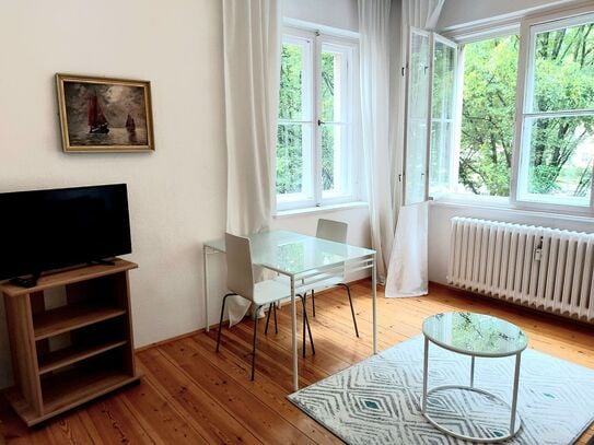 Very sunny and cosy apartment with balcony to green area, near FU and S1 Sundgauer Str.Station, Berlin - Amsterdam Apar…