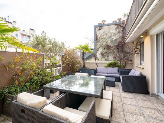 Luxurious Studio fully renovated, design and with a 25m² private terrace