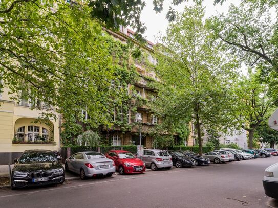 Stylish, high quality and bright furnished & cosy old building flat in lakeside location central for public transport,…