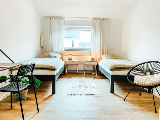 Feels like home - Bright furnished room in a business shared apartment near the airport.