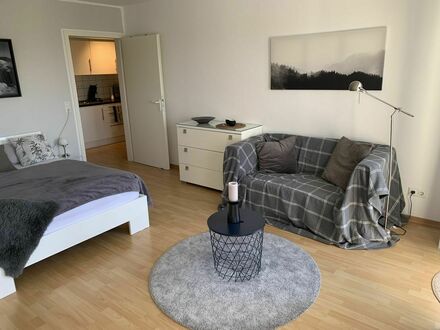 Modernes, möbliertes 1,5 Zimmer-Appartment mit Balkon nähe Medienhafen | Neat home in popular area, Düsseldorf