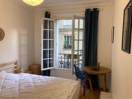 Co-living: Bright private bedroom in a neo-Haussmann flat.