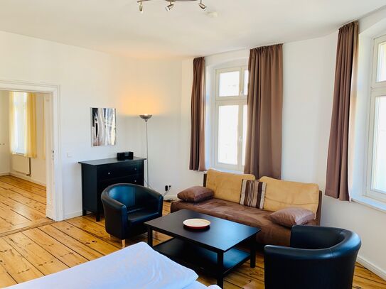 3 large rooms in classical Berlin building with lift close to Kollwitzplatz and ALEX