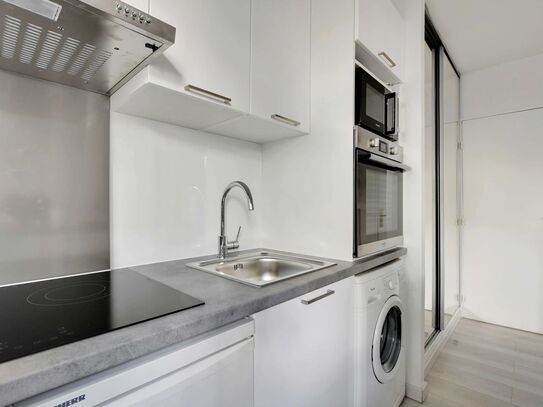 Elegant 26m² studio with equipped kitchen, bathtub, and storage, near transportation