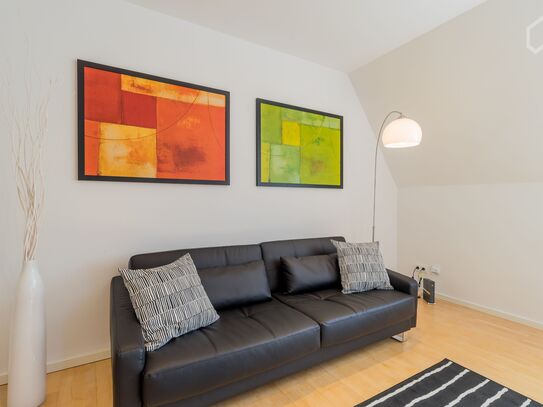 Luxury, stylish and freshly renovated apartment in Steglitz - with rain-shower, Smart-TV!!