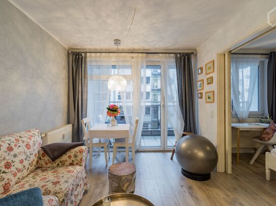 Neue romantische Wohnung mit großem Balkon im grünen Innenhof