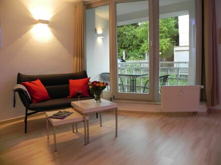Möbliertes Studio-Apartment, Balkon, TG-Platz, zentral, Klinik zu Fuß (EK/OSK) | Fully furnished studio apartment, balc…