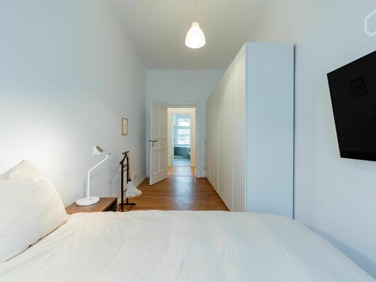 Frisch renovierte 3.5-Zimmer Traumwohnung in Berlin-Mitte (Aufzug, sehr ruhig, 3,60m Deckenhöhe & zeitgenössische Kunst)