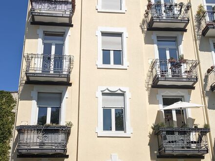 Möblierte Altbauwohnung am Schweizer Platz mit privater Terrasse für 1 J. zur Zwischenmiete | Furnished old building ap…