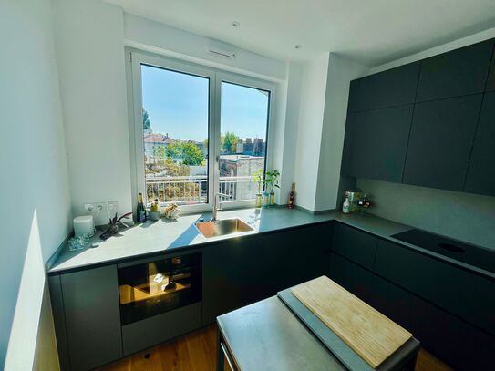 Neu gebautes Penthouse in Kreuzberg. 2 Terrassen, 2 Badezimmer, luxuriöse Designerküche, 2,8 Meter hohe Decken.