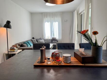 Neue und voll ausgestattete Wohnung mit Garten und direktem Anschluss | New and fully equipped flat with garden and dir…
