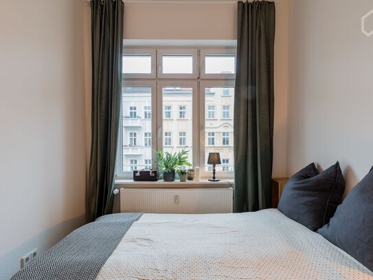 Charming and bright apartment in vibrant Friedrichshain,,, close to the bay, with balcony facing south in a historical…