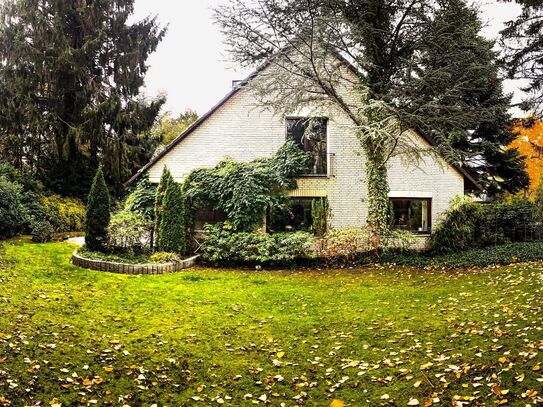 Stilvolles Haus im Grünen mit großen Garten .