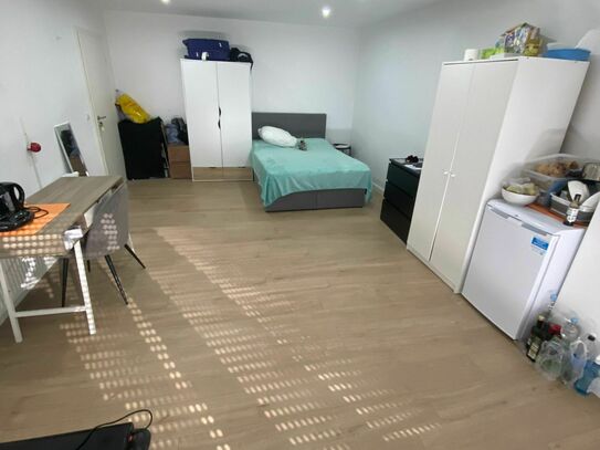 großes, saniertes Zimmer in Frauen-WG