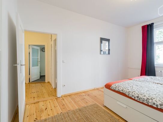 Ideal for the small family - 300 meters from the Schöneberg Volkspark, bright, beautiful apartment with 3 rooms & balco…