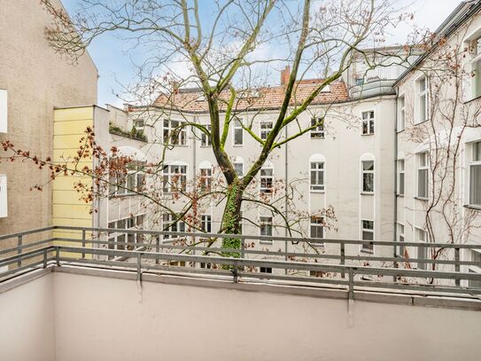 Elevated and spacious apartment 2 min from Kudamm in Charlottenburg