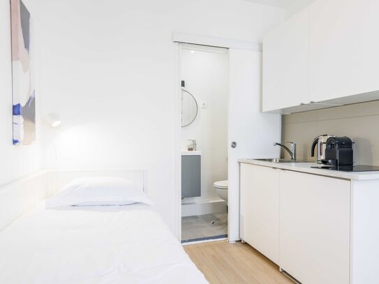 Cozy 9m² Studio: Fully-Equipped, High-Speed Internet, and More