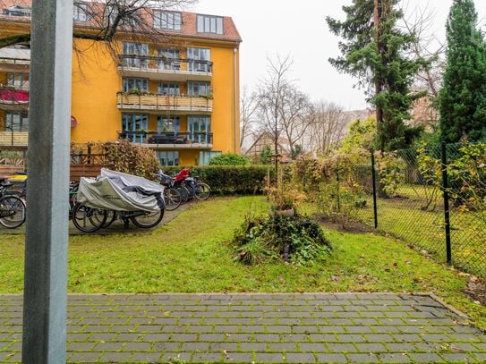 New renovated Flat on ancient and listed Richardplatz - a dream land within the upcoming and hip Neukölln area