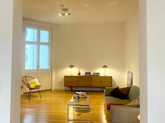 URBAN LIVING – Stilvoll eingerichtete Design Altbauwohnung. Eine ruhige Oase im lebhaften Friedrichshain.