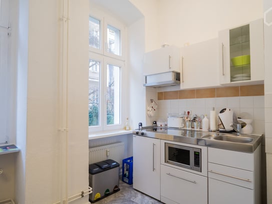 Stylish furnished apartment with terrace in an old historical building in Schöneberg