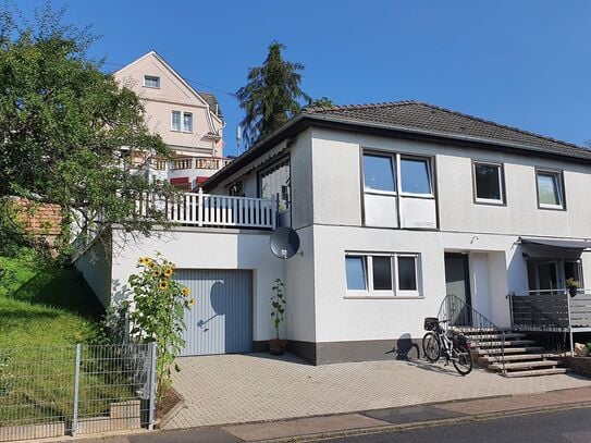 Sehr schöne kleine Wohnung, ganz neu eingerichtet, ruhige Lage, mit Balkon Südlage .