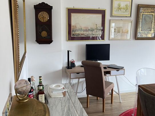 Liebevoll eingerichtete und wundervolle Wohnung mit tollem Ausblick auf Zeit in Düsseldorf am Kirchplatz