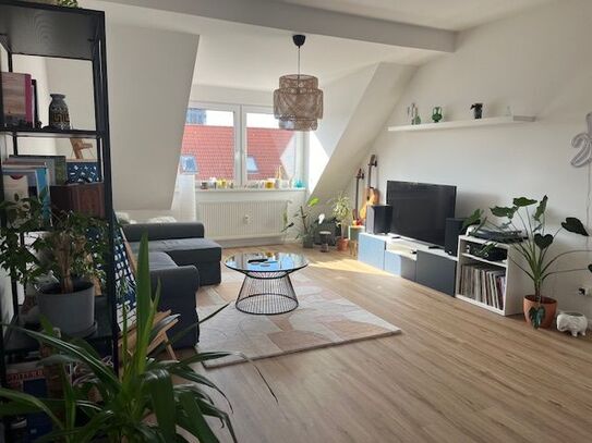 Neu ausgebaute Dachgeschosswohnung mit Balkon und Badewanne, möbliert und befristet auf 1 Jahr