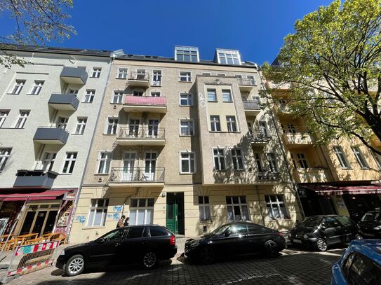 In 2022 newly renovated & charmingly furnished old building flat in the heart of Friedrichshain