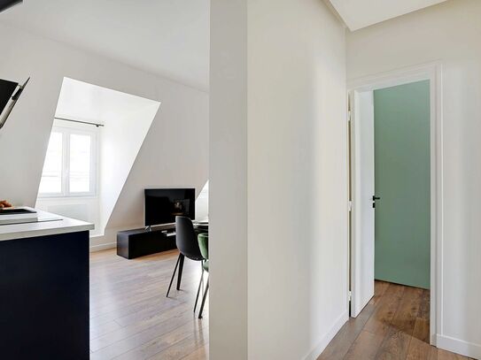 Heart of Paris: Stylish 1BR with Elevator, WiFi & Modern Amenities