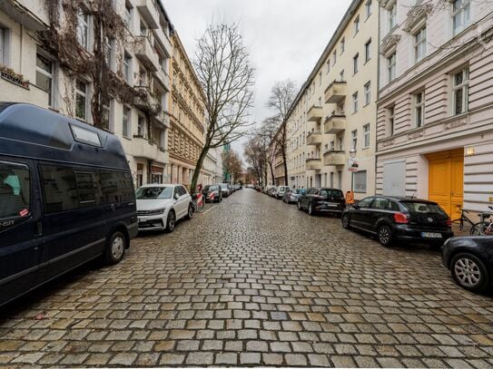 Spacious flat in historic Neukoelln district