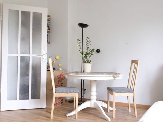Helles, großzügiges Zimmer in einer 3er WG