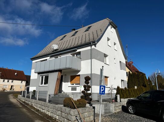 Moderne möblierte Wohnung mit Garten